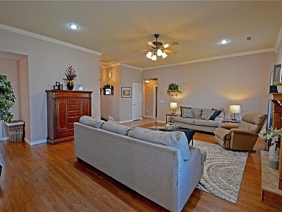 4th image of 718 Hankins Ave