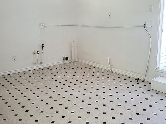 3rd image of 501 Bee St