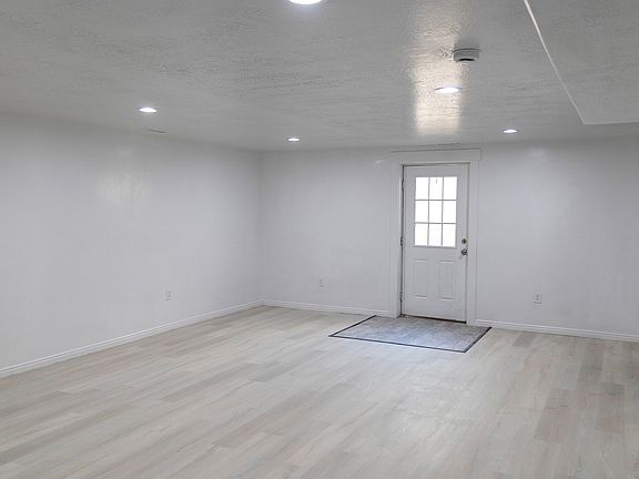 4th image of 1066 E Searle Ln