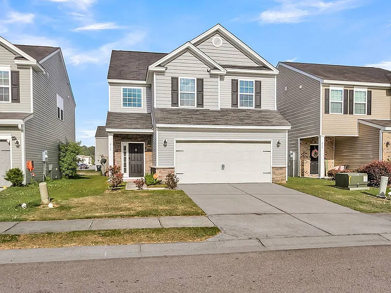 212 Longford Dr — Photo 2