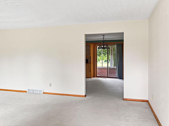 5th image of 1131 Monterey Dr