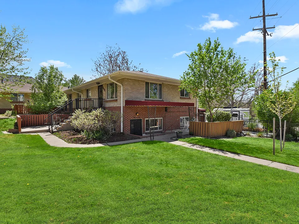 3290 W Fairview Pl