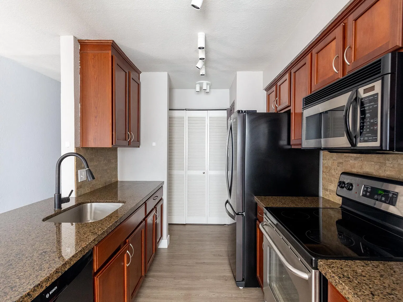 2 bed, 1.5 bath, 860 sqft, $2,800 — Photo 4