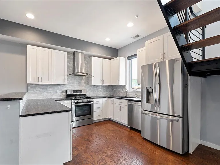 227 W Thompson St #D — Photo 5