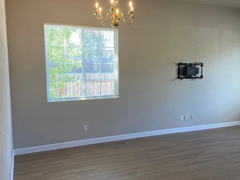1030 Thompson Cir — Photo 6