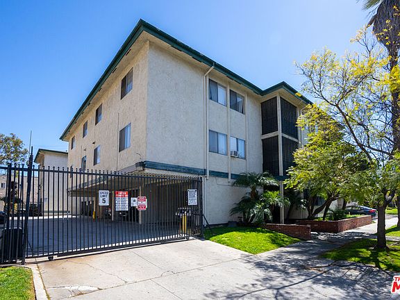 3rd image of 2622 S Hobart Blvd
