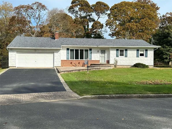 17 Monte Lane, Center Moriches, NY 11934