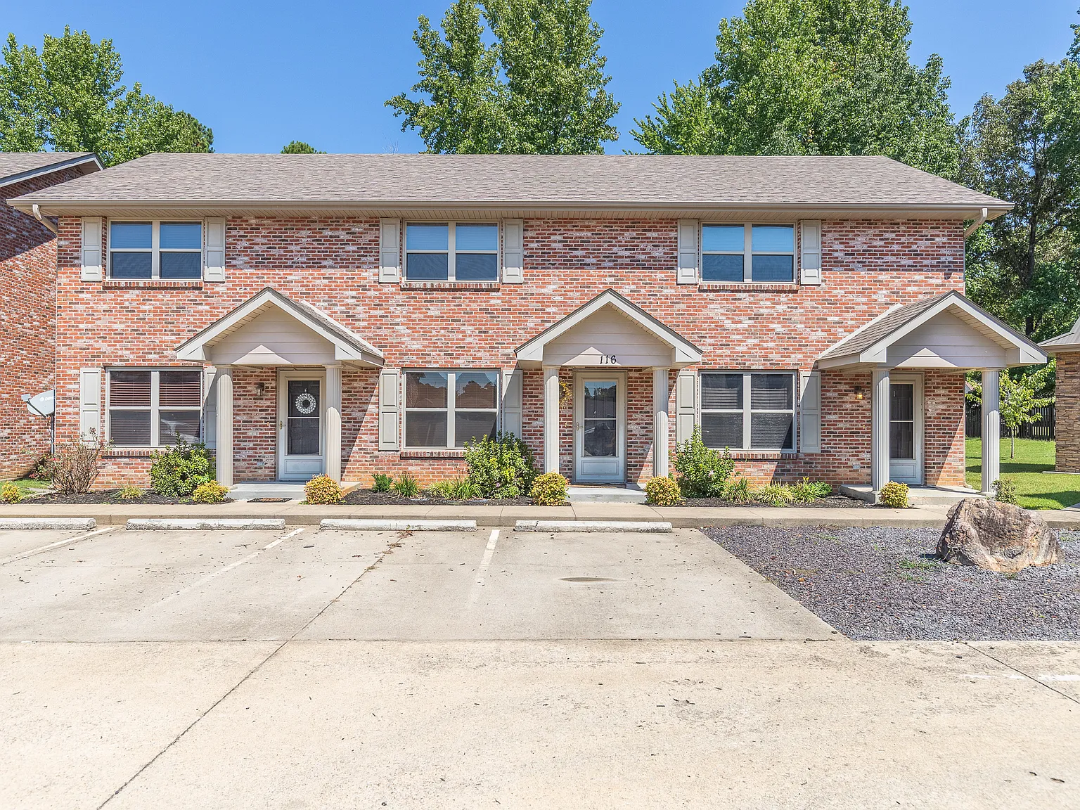 120 Eagle Pass Ln — Photo 3