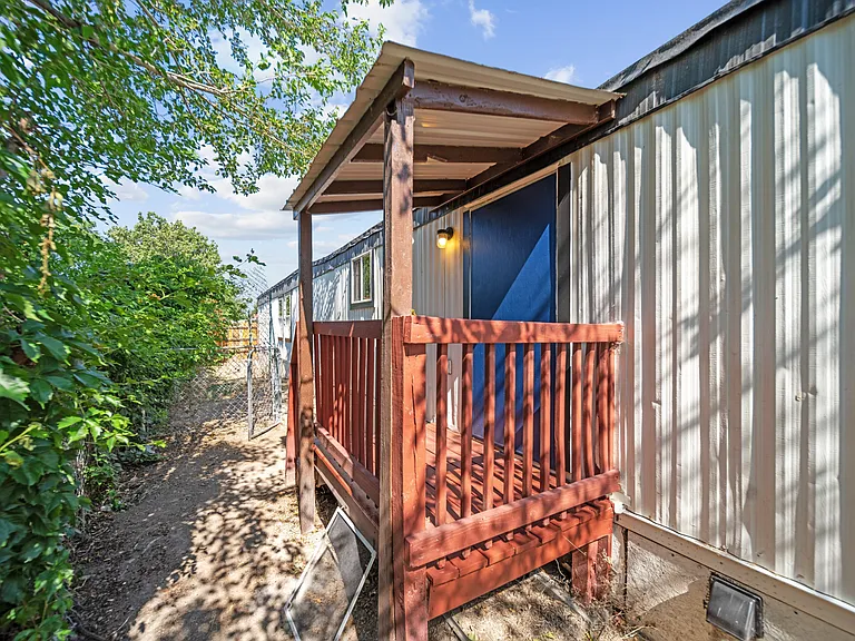 562 Eastwood Dr — Photo 18