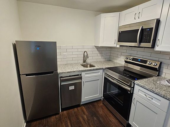 3rd image of 411 Parkway Dr NE #105