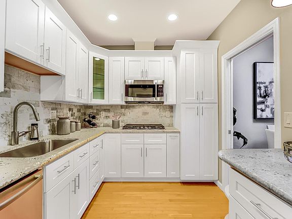 3rd image of 142 Sand Hill Cir