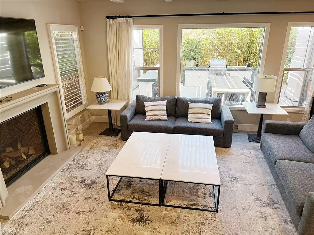 4 bed, 4.5 bath, 3564 sqft, $7,900 — Photo 4