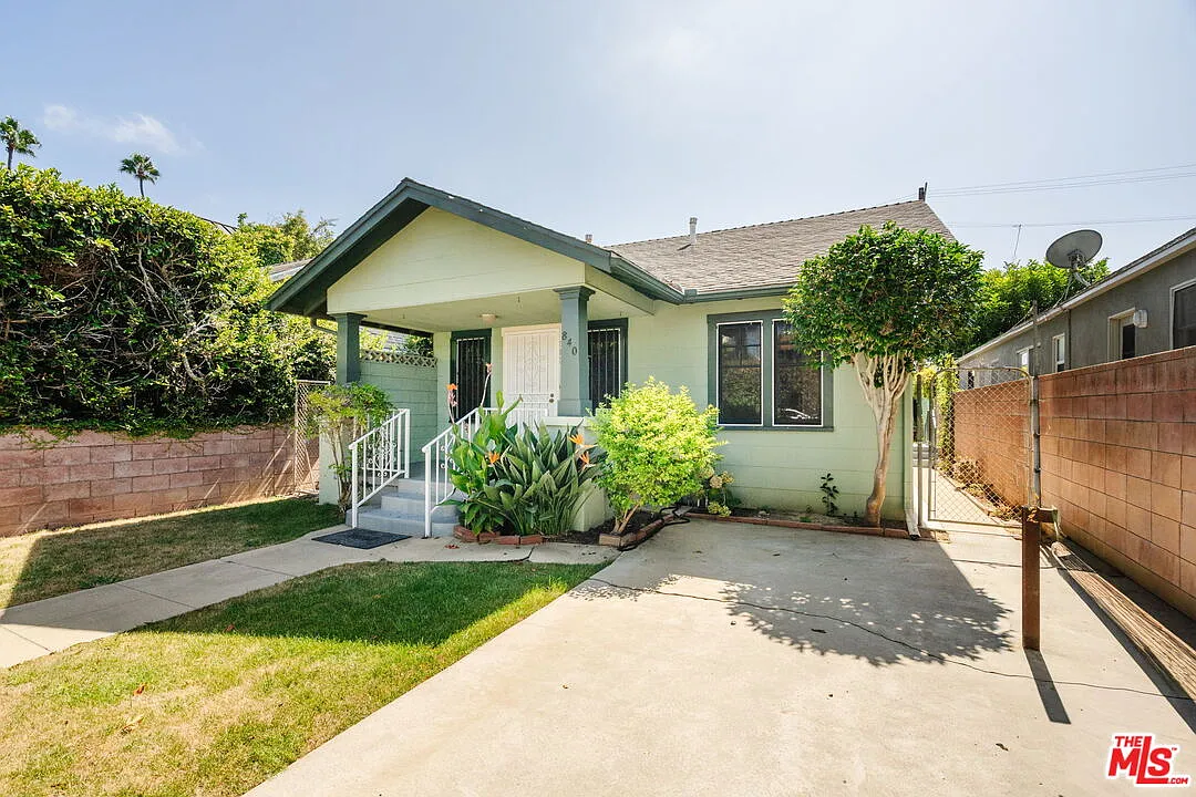 2 bed, 1.0 bath, 864 sqft, $5,500 — Photo 2