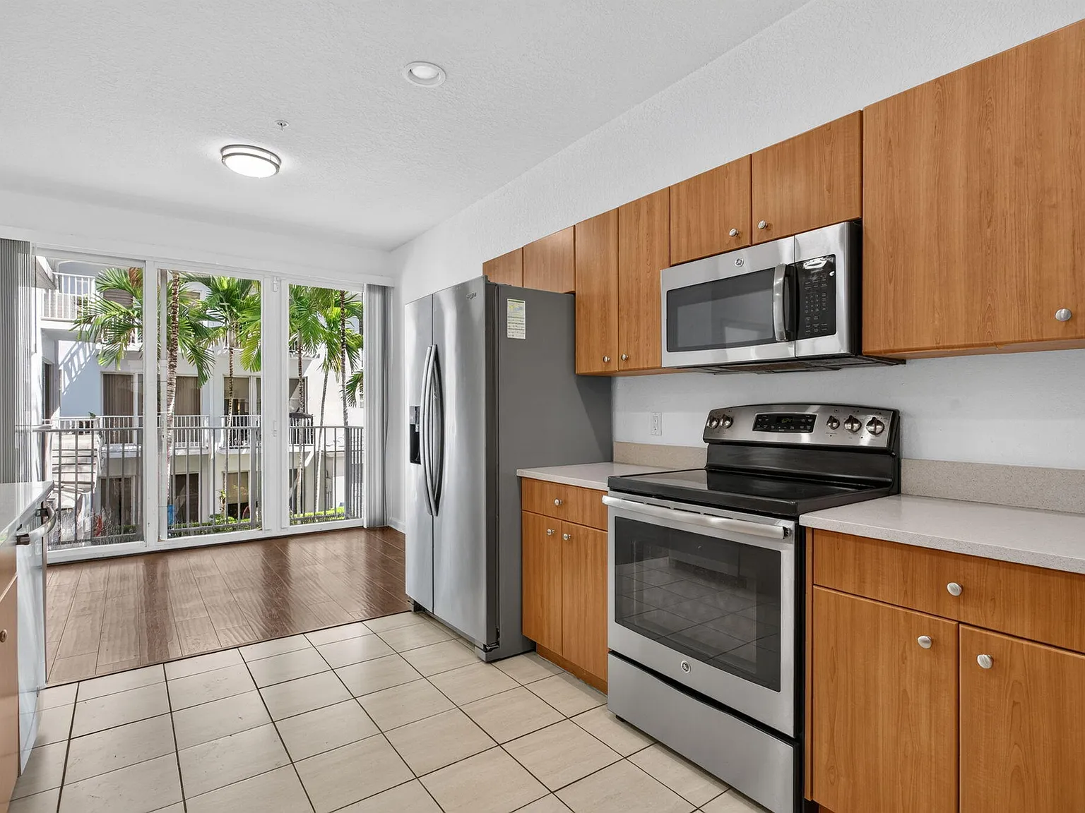 3 bed, 3.0 bath, 2048 sqft, $4,300 — Photo 3