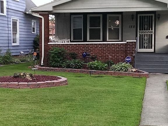 Gorgeous Well Kept Yard