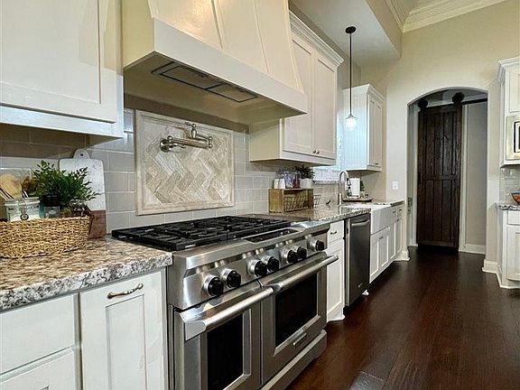 4th image of 1915 Summerville Ln