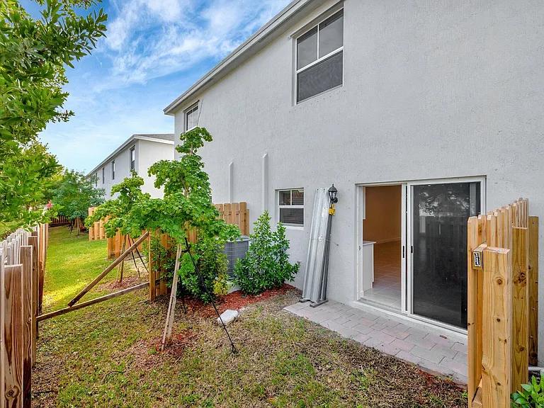 441 NE 1st Dr — Photo 33
