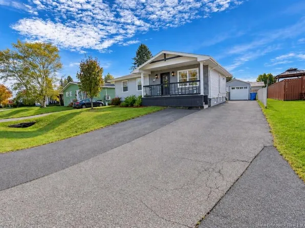 1073 Rockland Dr, Bathurst, NB E2A 3T8