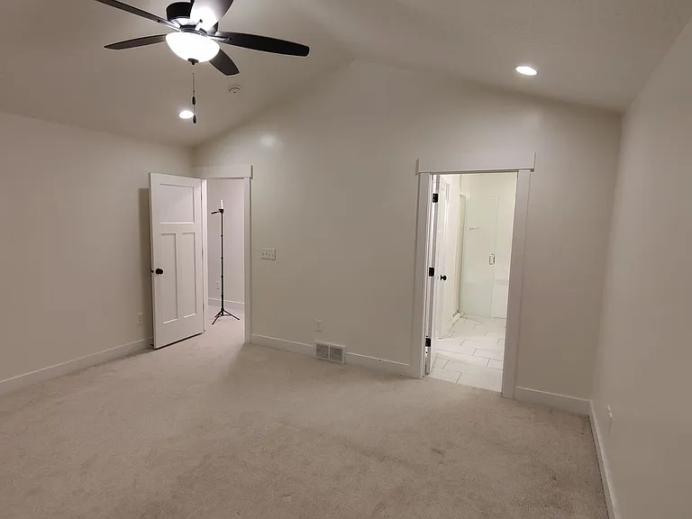 682 E Benbrook Ln — Photo 9