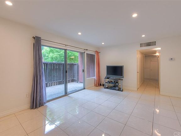 3rd image of 18350 Hatteras St APT 102
