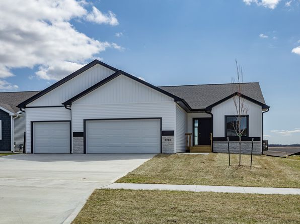 1060 Gray Ave, Waukee, IA 50263