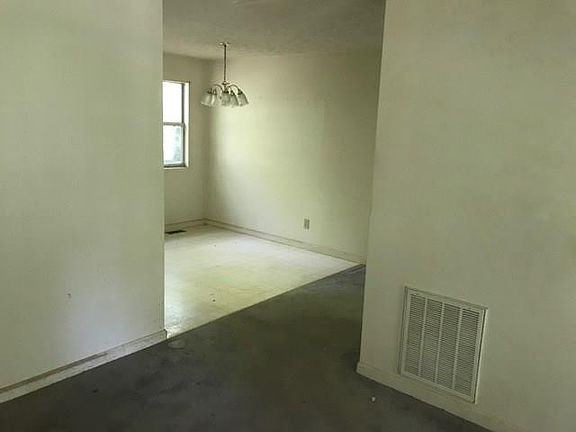 5th image of 187 River Trace Dr