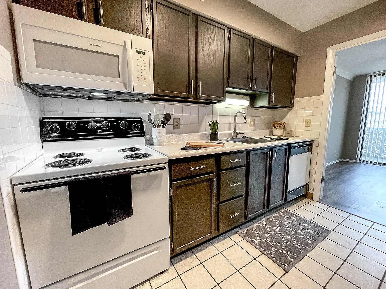 Fontainebleau Apartments — Photo 2