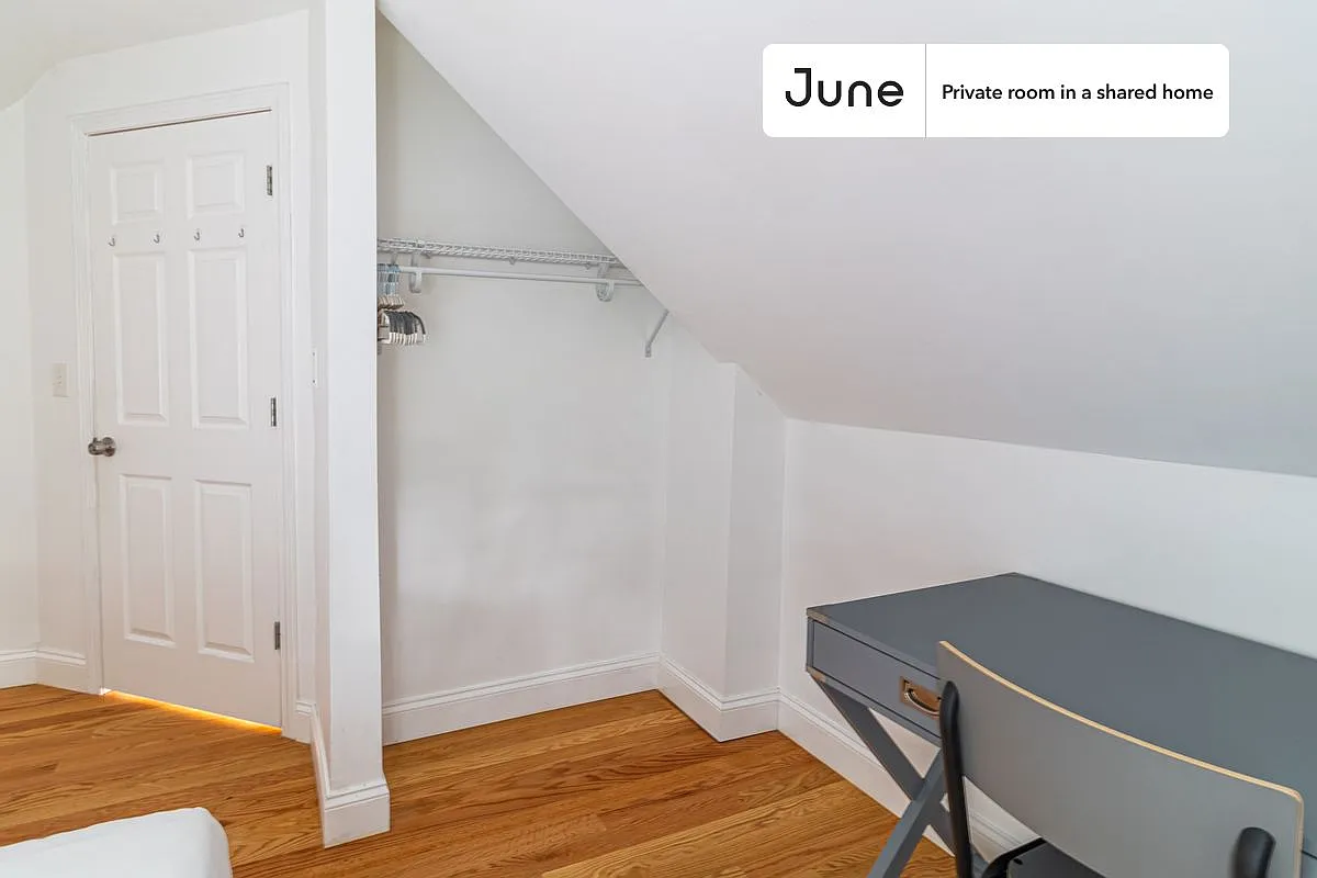 Full bedroom in 6 bed/2 bath home in Somerville #1379 D — Photo 4