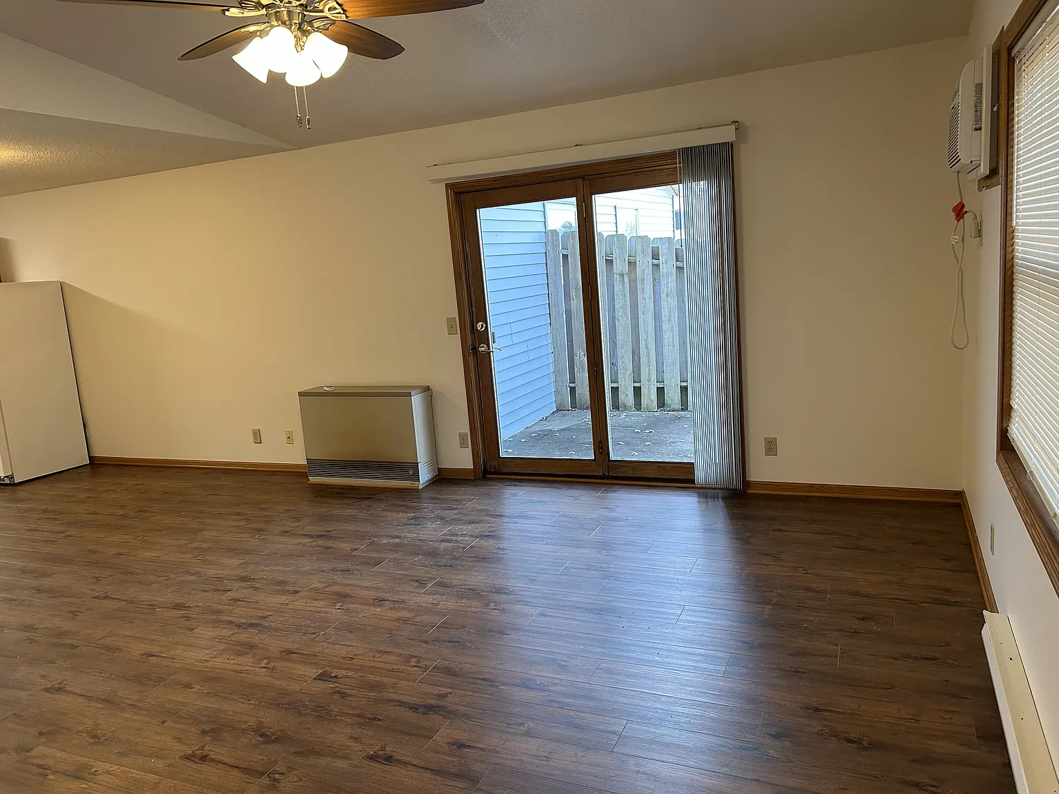 3 bed, 1000 sqft, $1,350 — Photo 2