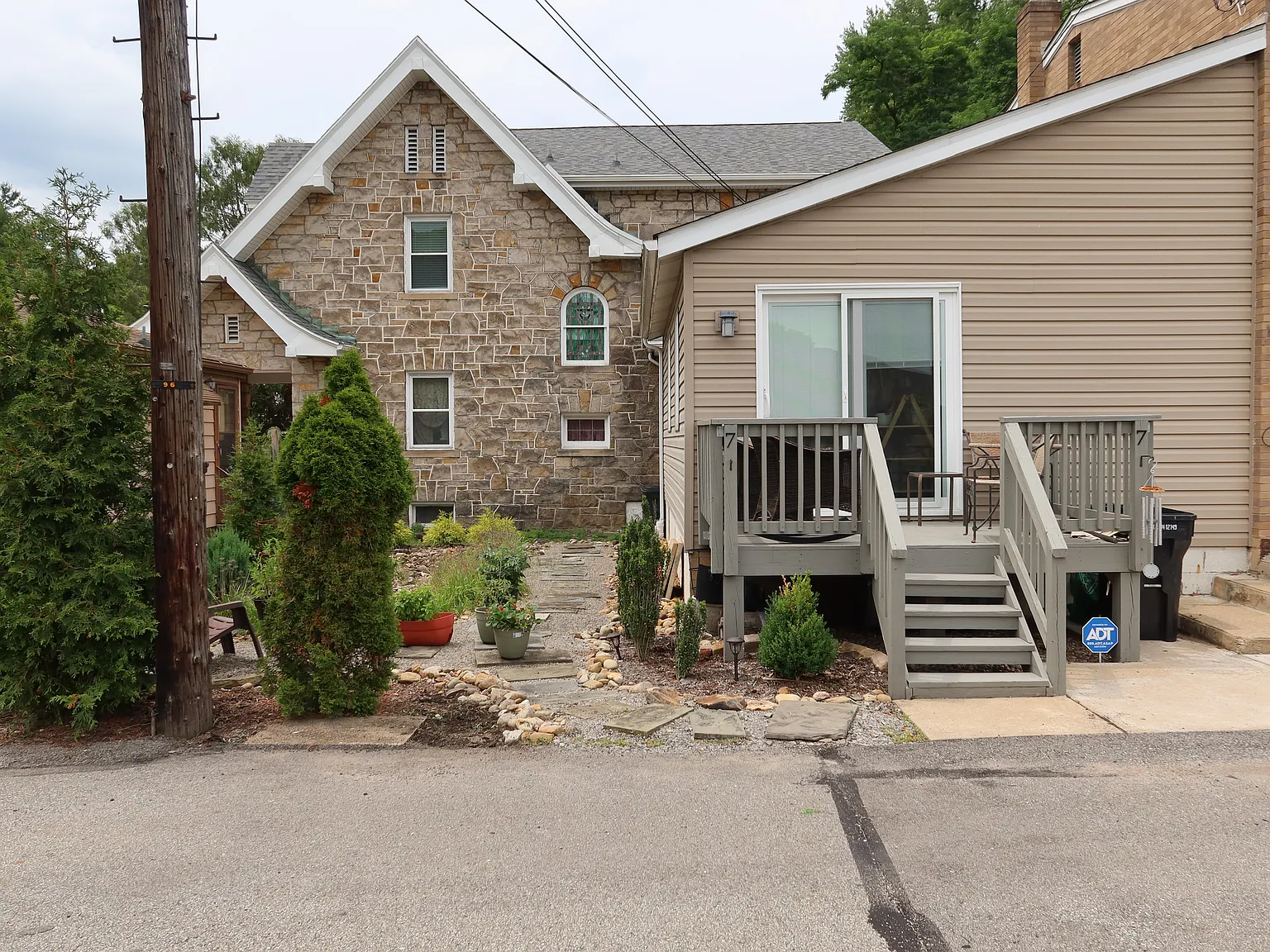 2 bed, 1.5 bath, 1300 sqft, $1,600 — Photo 1