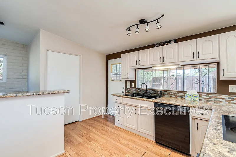 3 bed, 2.0 bath, 1460 sqft, $1,950 — Photo 4