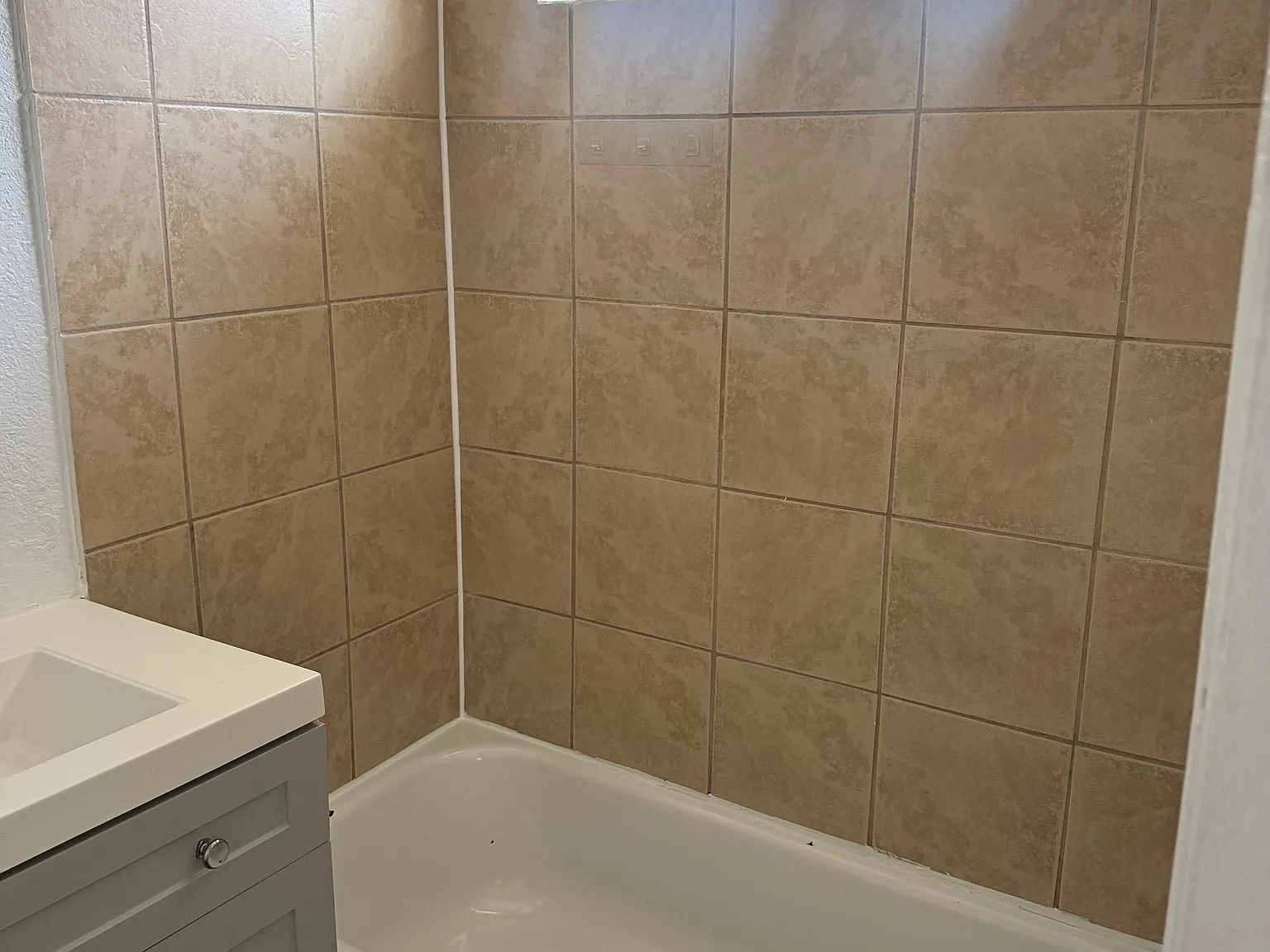 3 bed, 775 sqft, $2,000 — Photo 3