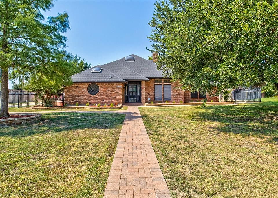 1st image of 815 Shady Creek Dr