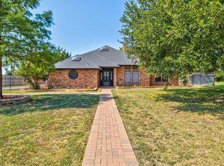 815 Shady Creek Dr, Kennedale, TX 76060