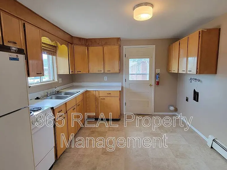 2440 W 11th St — Photo 6