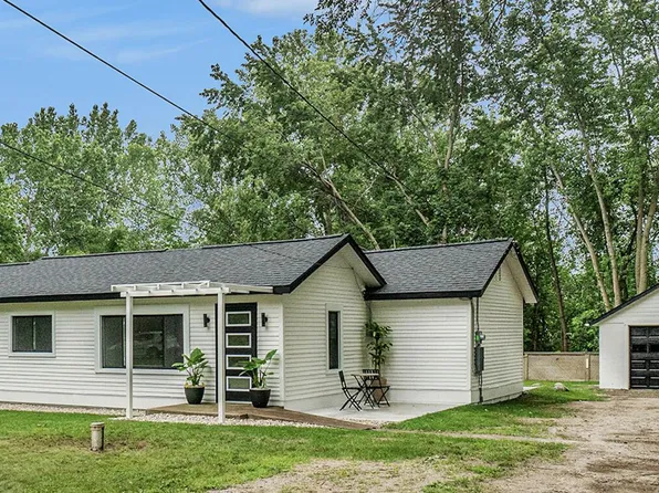 7038 Crawford St, Fennville, MI 49408