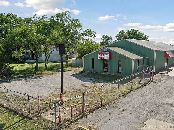 2nd image of 104 N Lombard Ln