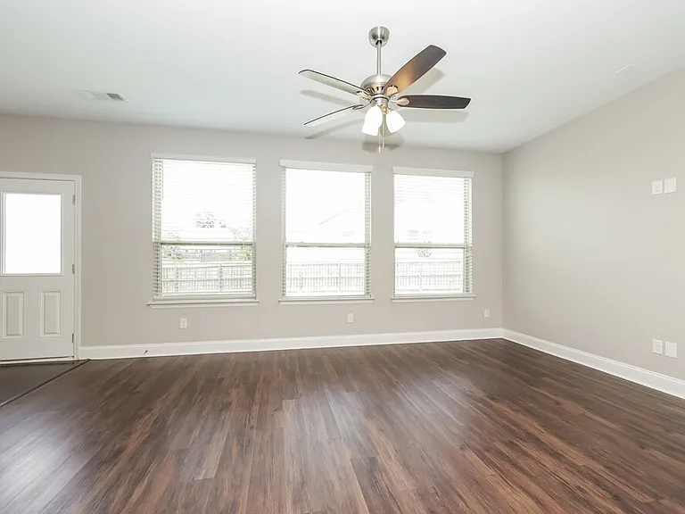 1005 Keeneland Dr — Photo 5