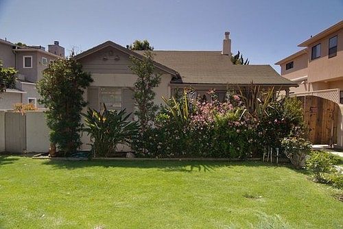 1st image of 1060 Yale St