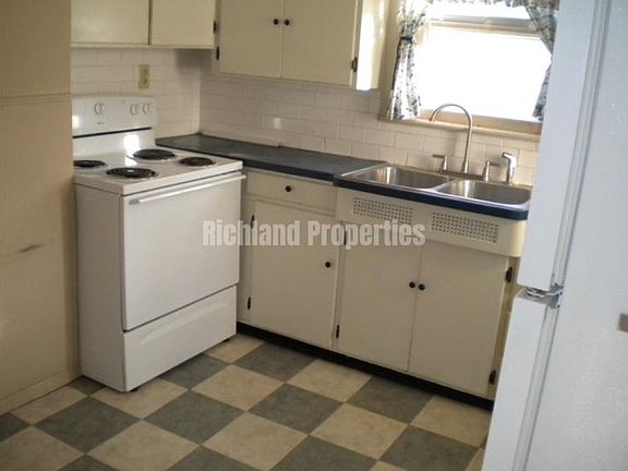 3rd image of 1422 S Sneed Ave