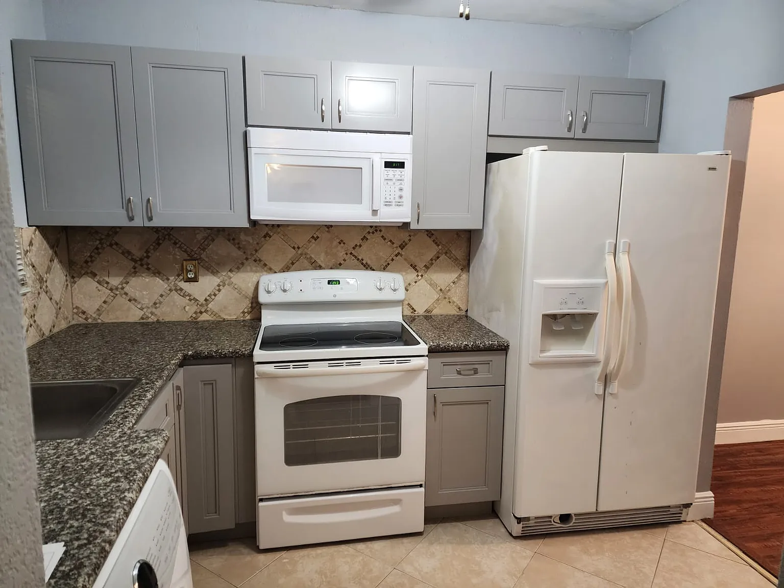 2 bed, 950 sqft, $2,100 — Photo 1