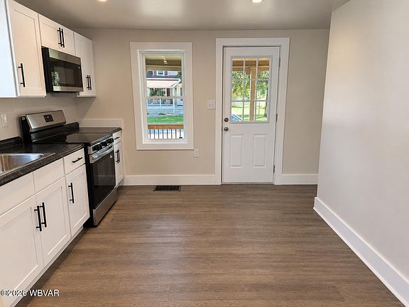 3rd image of 123 Carpenter St