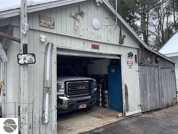 4th image of 2217 Turner Ln