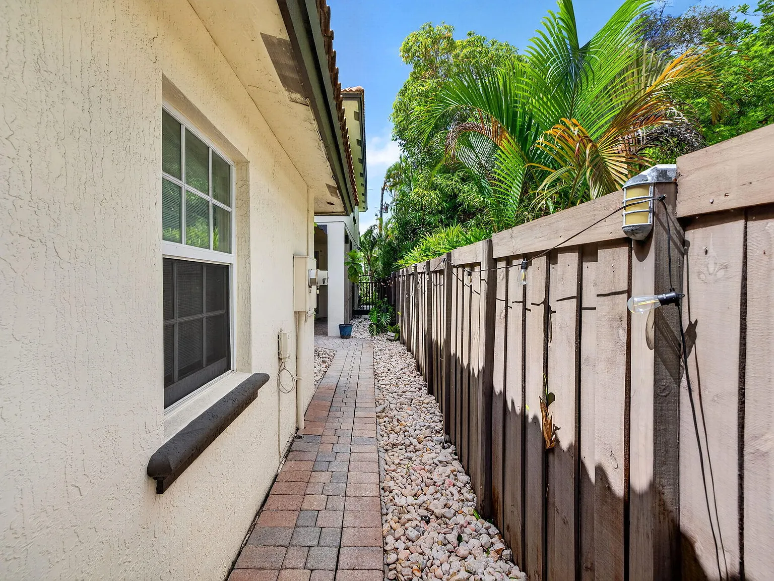 3 bed, 2.5 bath, 2112 sqft, $6,200 — Photo 4