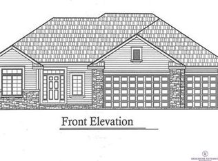 6825 Park Crest Dr, Papillion, NE 68133