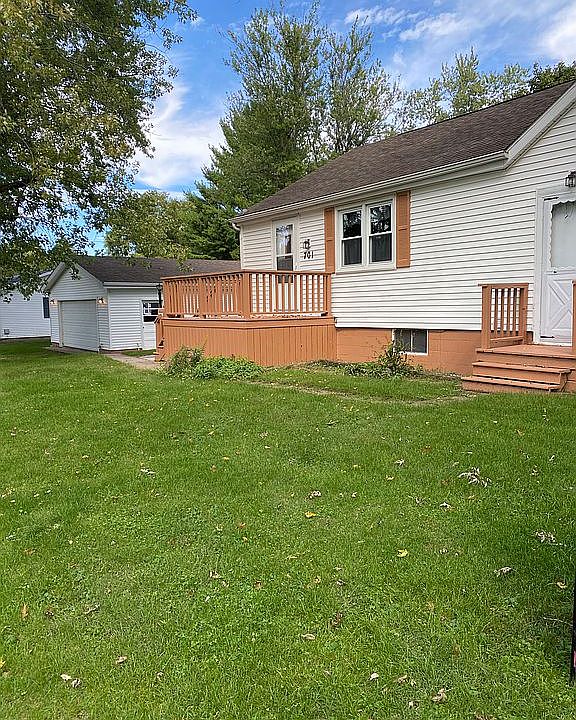 Corner lot w/garage