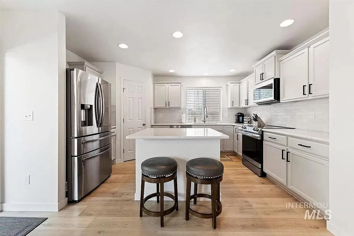 4 bed, 2.5 bath, 2270 sqft, $2,750 — Photo 4