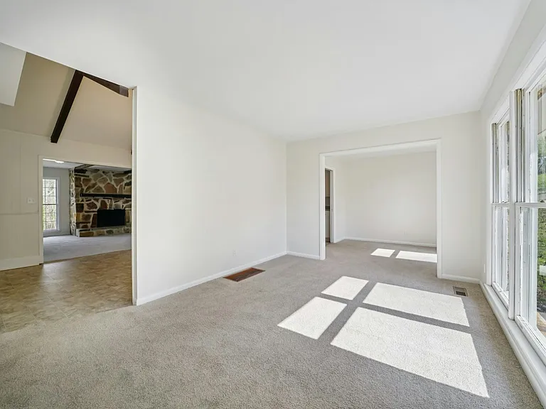 1409 Medina Ln — Photo 2