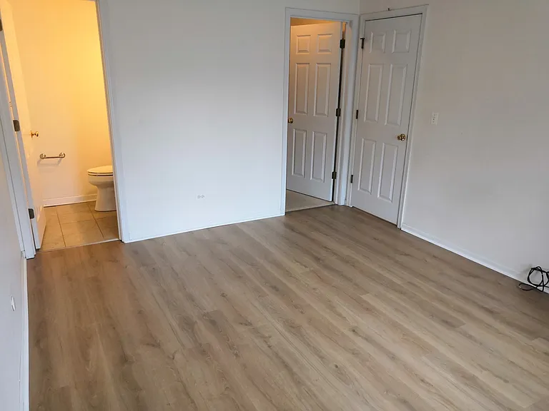 249 W Court Of Shorewood #2B — Photo 12
