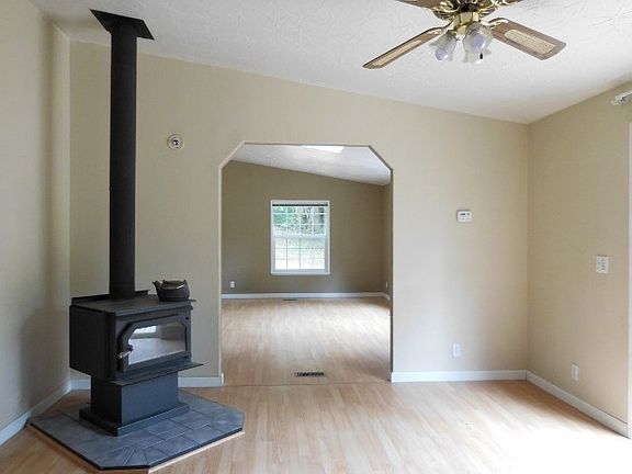 3rd image of 140 NE Steelhead Dr N